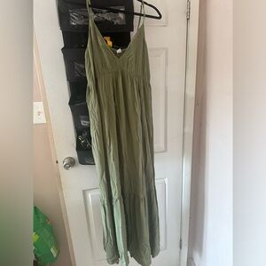 Old navy v-neck adjustable straps on-seam pockets.